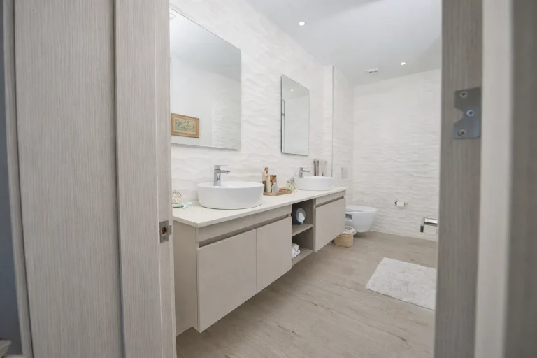 Stylish Modern Escape with Pool + 5 Min to Beach — foto 5
