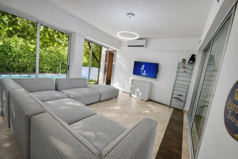 Villa with Hot Tub & BBQ | 3 minutes from Airport — foto 4